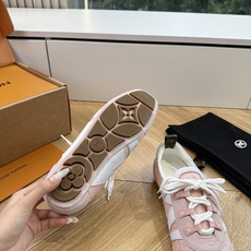 G000所见即所得2026年春夏秀场上推出的 LV Footprint Soccer 芭蕾运动鞋是 Ph G000所见即所得2026年春夏秀场上推出的 LV Footprint Soccer 芭蕾运动鞋是 Ph