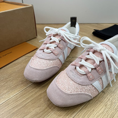 G000所见即所得2026年春夏秀场上推出的 LV Footprint Soccer 芭蕾运动鞋是 Ph G000所见即所得2026年春夏秀场上推出的 LV Footprint Soccer 芭蕾运动鞋是 Ph
