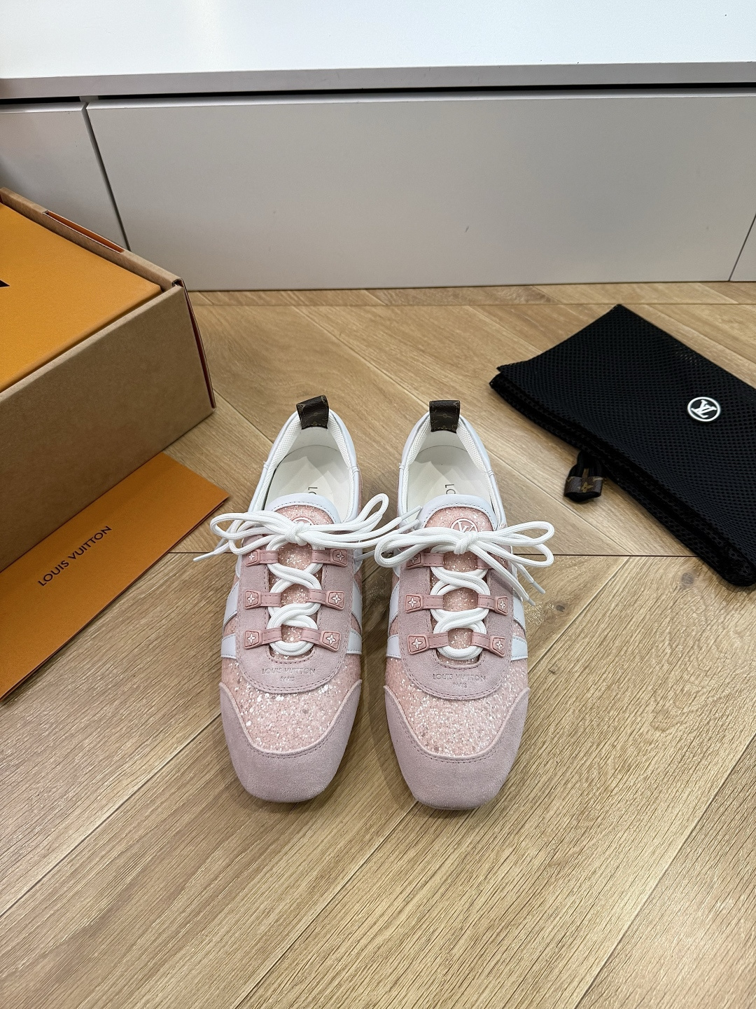 G000所见即所得2026年春夏秀场上推出的 LV Footprint Soccer 芭蕾运动鞋是 Ph