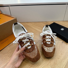 G000所见即所得2026年春夏秀场上推出的 LV Footprint Soccer 芭蕾运动鞋是 Ph G000所见即所得2026年春夏秀场上推出的 LV Footprint Soccer 芭蕾运动鞋是 Ph