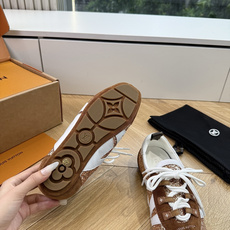 G000所见即所得2026年春夏秀场上推出的 LV Footprint Soccer 芭蕾运动鞋是 Ph G000所见即所得2026年春夏秀场上推出的 LV Footprint Soccer 芭蕾运动鞋是 Ph