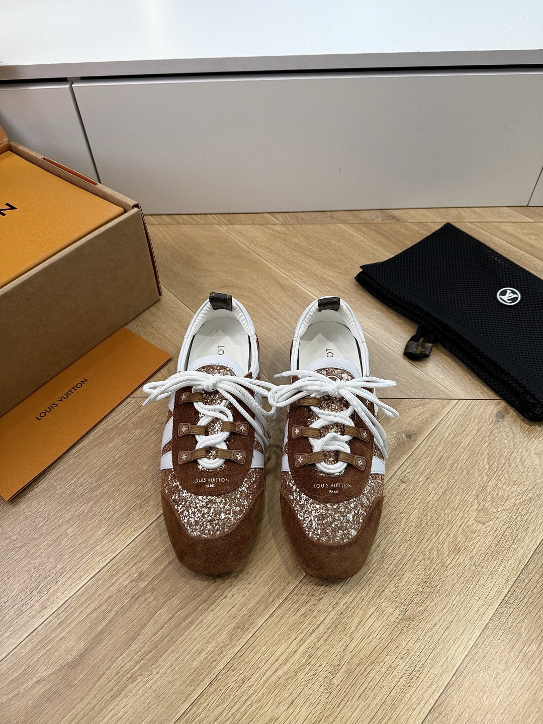 G000所见即所得2026年春夏秀场上推出的 LV Footprint Soccer 芭蕾运动鞋是 Ph