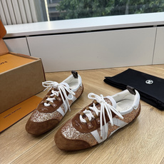 G000所见即所得2026年春夏秀场上推出的 LV Footprint Soccer 芭蕾运动鞋是 Ph G000所见即所得2026年春夏秀场上推出的 LV Footprint Soccer 芭蕾运动鞋是 Ph