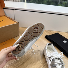 G000所见即所得2026年春夏秀场上推出的 LV Footprint Soccer 芭蕾运动鞋是 Ph G000所见即所得2026年春夏秀场上推出的 LV Footprint Soccer 芭蕾运动鞋是 Ph