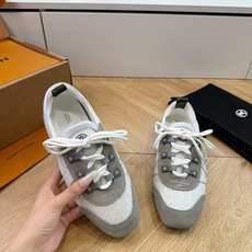 G000所见即所得2026年春夏秀场上推出的 LV Footprint Soccer 芭蕾运动鞋是 Ph G000所见即所得2026年春夏秀场上推出的 LV Footprint Soccer 芭蕾运动鞋是 Ph