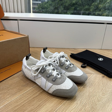 G000所见即所得2026年春夏秀场上推出的 LV Footprint Soccer 芭蕾运动鞋是 Ph G000所见即所得2026年春夏秀场上推出的 LV Footprint Soccer 芭蕾运动鞋是 Ph