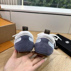 G000所见即所得2026年春夏秀场上推出的 LV Footprint Soccer 芭蕾运动鞋是 Ph G000所见即所得2026年春夏秀场上推出的 LV Footprint Soccer 芭蕾运动鞋是 Ph