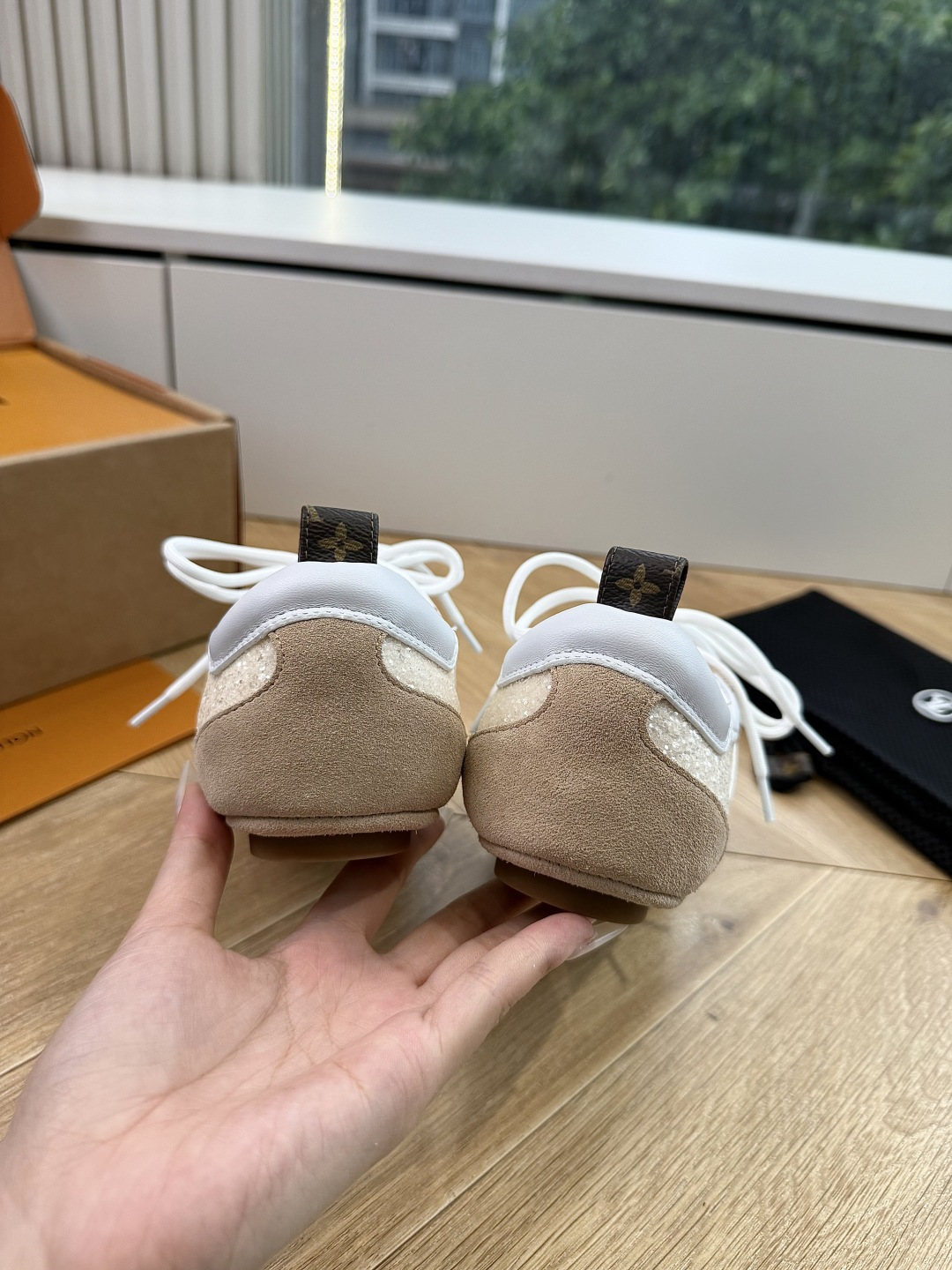 G000所见即所得2026年春夏秀场上推出的 LV Footprint Soccer 芭蕾运动鞋是 Ph