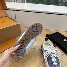G000所见即所得2026年春夏秀场上推出的 LV Footprint Soccer 芭蕾运动鞋是 Ph G000所见即所得2026年春夏秀场上推出的 LV Footprint Soccer 芭蕾运动鞋是 Ph