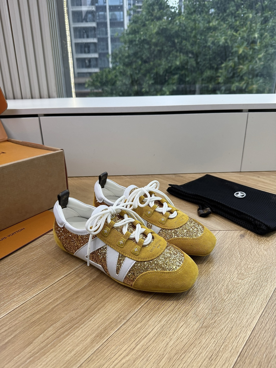 G000所见即所得2026年春夏秀场上推出的 LV Footprint Soccer 芭蕾运动鞋是 Ph