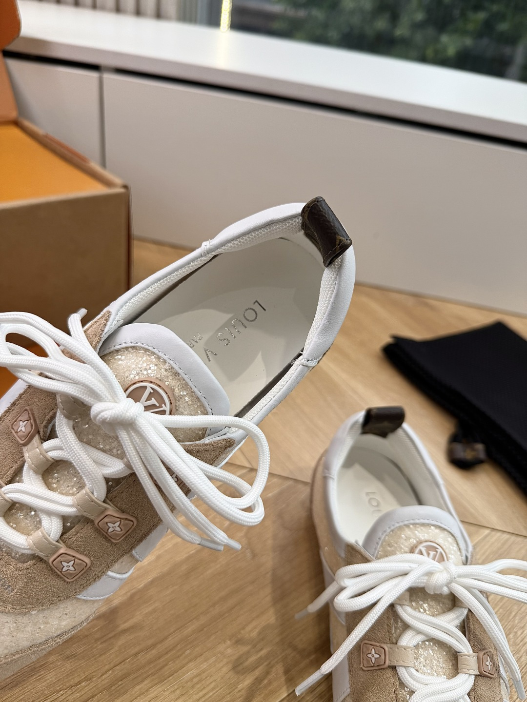 G000所见即所得2026年春夏秀场上推出的 LV Footprint Soccer 芭蕾运动鞋是 Ph