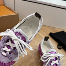 G000所见即所得2026年春夏秀场上推出的 LV Footprint Soccer 芭蕾运动鞋是 Ph G000所见即所得2026年春夏秀场上推出的 LV Footprint Soccer 芭蕾运动鞋是 Ph