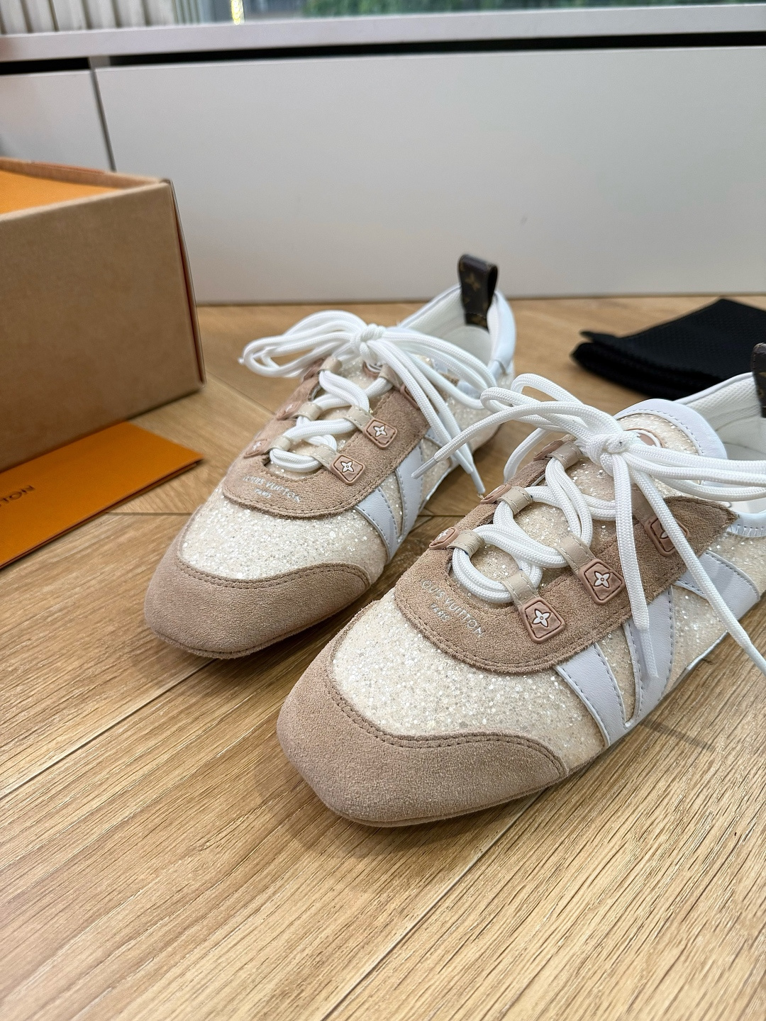 G000所见即所得2026年春夏秀场上推出的 LV Footprint Soccer 芭蕾运动鞋是 Ph
