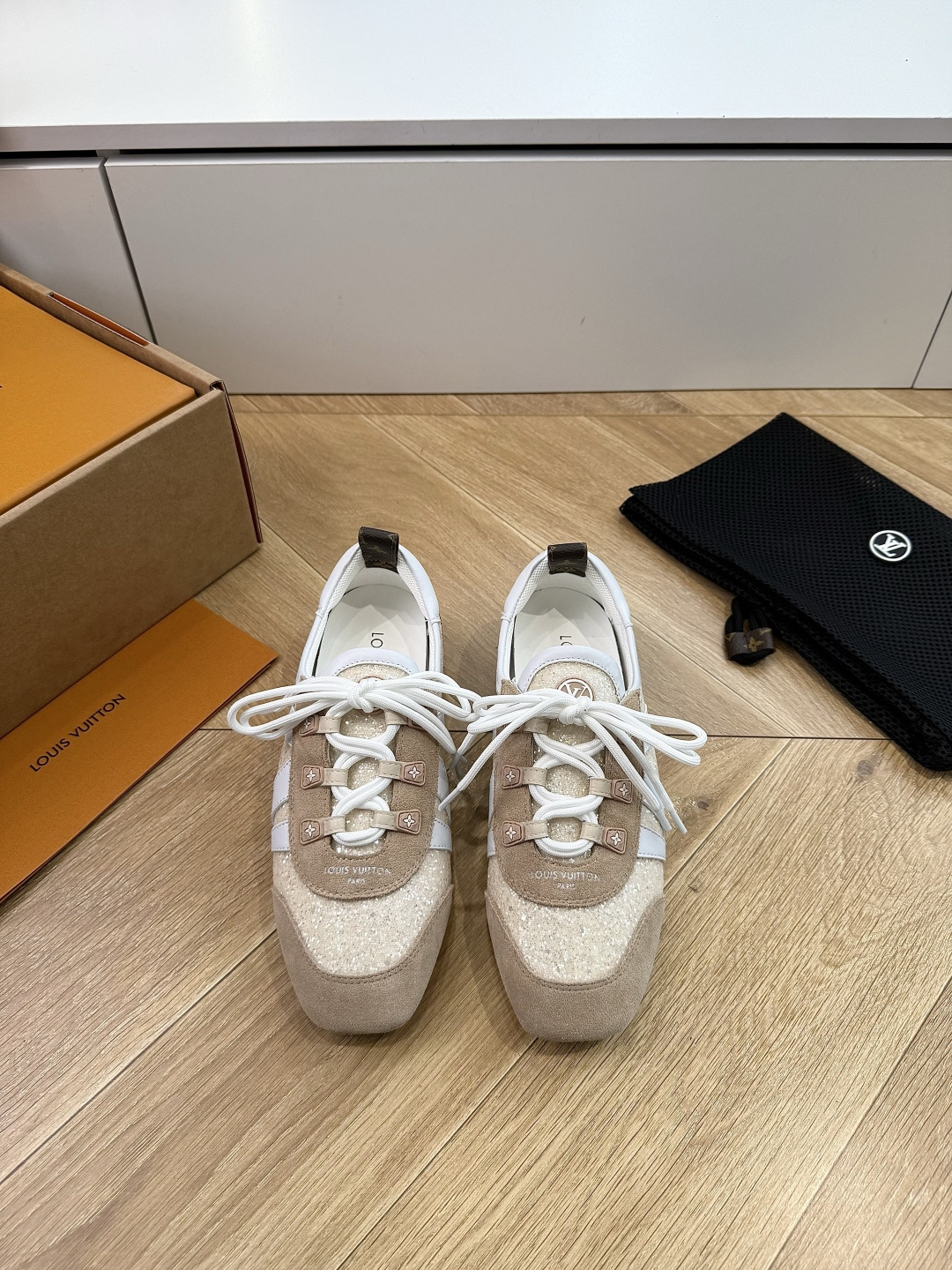 G000所见即所得2026年春夏秀场上推出的 LV Footprint Soccer 芭蕾运动鞋是 Ph