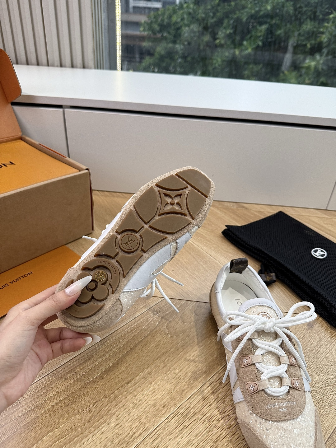 G000所见即所得2026年春夏秀场上推出的 LV Footprint Soccer 芭蕾运动鞋是 Ph