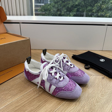 G000所见即所得2026年春夏秀场上推出的 LV Footprint Soccer 芭蕾运动鞋是 Ph G000所见即所得2026年春夏秀场上推出的 LV Footprint Soccer 芭蕾运动鞋是 Ph