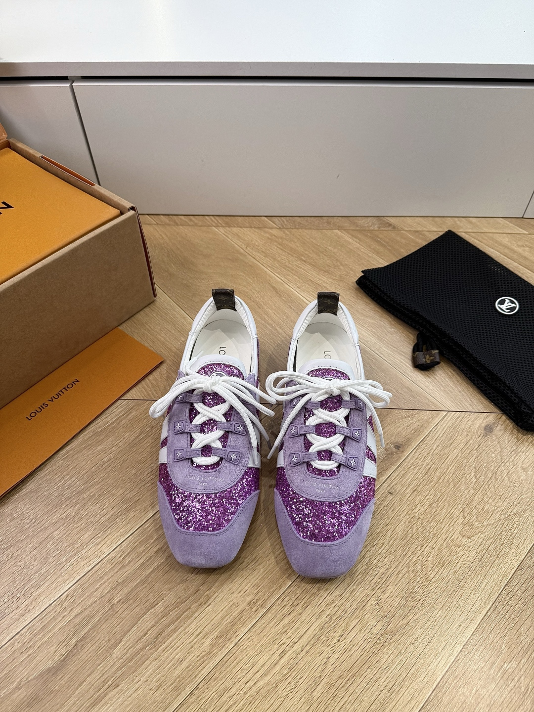 G000所见即所得2026年春夏秀场上推出的 LV Footprint Soccer 芭蕾运动鞋是 Ph