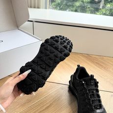 G879顶级品质alo夏季新款德训运动鞋半拖设计上延续了德训鞋的经典线条,做了无后跟半拖的懒人改良,鞋身 G879顶级品质alo夏季新款德训运动鞋半拖设计上延续了德训鞋的经典线条,做了无后跟半拖的懒人改良,鞋身
