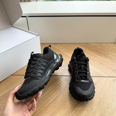 G879顶级品质alo夏季新款德训运动鞋半拖设计上延续了德训鞋的经典线条,做了无后跟半拖的懒人改良,鞋身 G879顶级品质alo夏季新款德训运动鞋半拖设计上延续了德训鞋的经典线条,做了无后跟半拖的懒人改良,鞋身