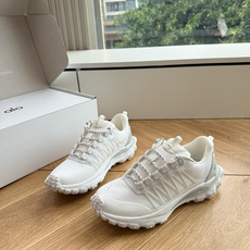 G879顶级品质alo夏季新款德训运动鞋半拖设计上延续了德训鞋的经典线条,做了无后跟半拖的懒人改良,鞋身 G879顶级品质alo夏季新款德训运动鞋半拖设计上延续了德训鞋的经典线条,做了无后跟半拖的懒人改良,鞋身