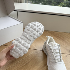 G879顶级品质alo夏季新款德训运动鞋半拖设计上延续了德训鞋的经典线条,做了无后跟半拖的懒人改良,鞋身 G879顶级品质alo夏季新款德训运动鞋半拖设计上延续了德训鞋的经典线条,做了无后跟半拖的懒人改良,鞋身