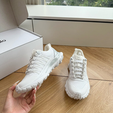 G879顶级品质alo夏季新款德训运动鞋半拖设计上延续了德训鞋的经典线条,做了无后跟半拖的懒人改良,鞋身 G879顶级品质alo夏季新款德训运动鞋半拖设计上延续了德训鞋的经典线条,做了无后跟半拖的懒人改良,鞋身