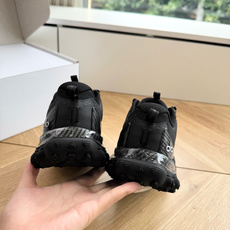 G879顶级品质alo夏季新款德训运动鞋半拖设计上延续了德训鞋的经典线条,做了无后跟半拖的懒人改良,鞋身 G879顶级品质alo夏季新款德训运动鞋半拖设计上延续了德训鞋的经典线条,做了无后跟半拖的懒人改良,鞋身