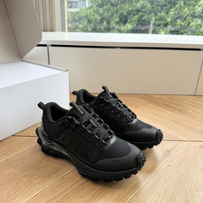 G879顶级品质alo夏季新款德训运动鞋半拖设计上延续了德训鞋的经典线条,做了无后跟半拖的懒人改良,鞋身 G879顶级品质alo夏季新款德训运动鞋半拖设计上延续了德训鞋的经典线条,做了无后跟半拖的懒人改良,鞋身