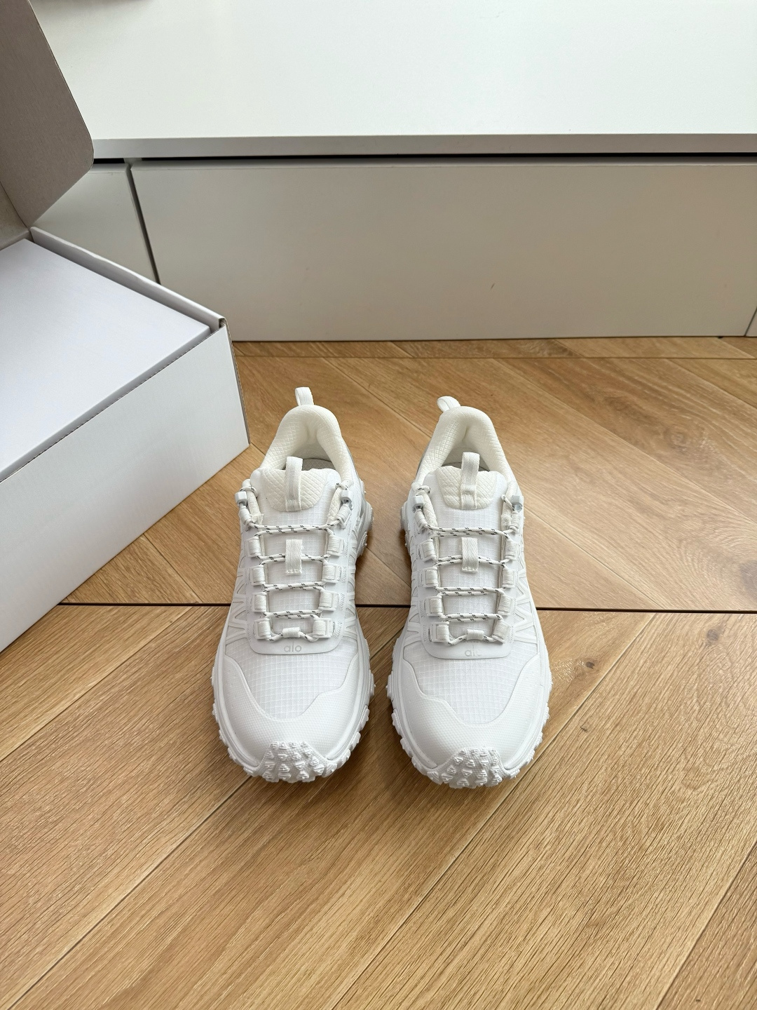 G879顶级品质alo夏季新款德训运动鞋半拖设计上延续了德训鞋的经典线条，做了无后跟半拖的懒人改良，鞋身