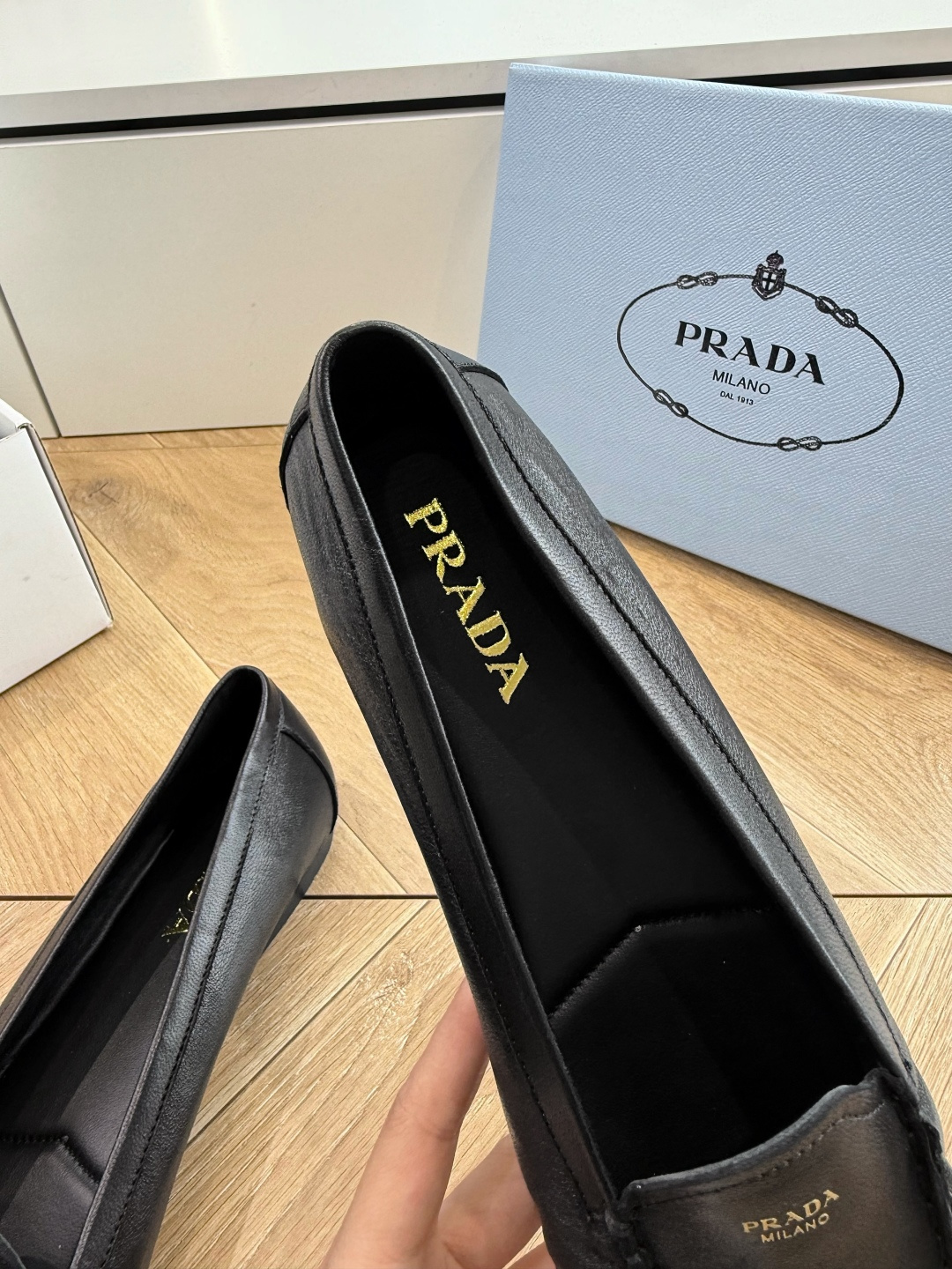 G887统一飞机盒顶级品质所见即所得Prada/普拉达26WF早春新品复古三角标褶皱粗跟平底玛丽珍鞋单鞋