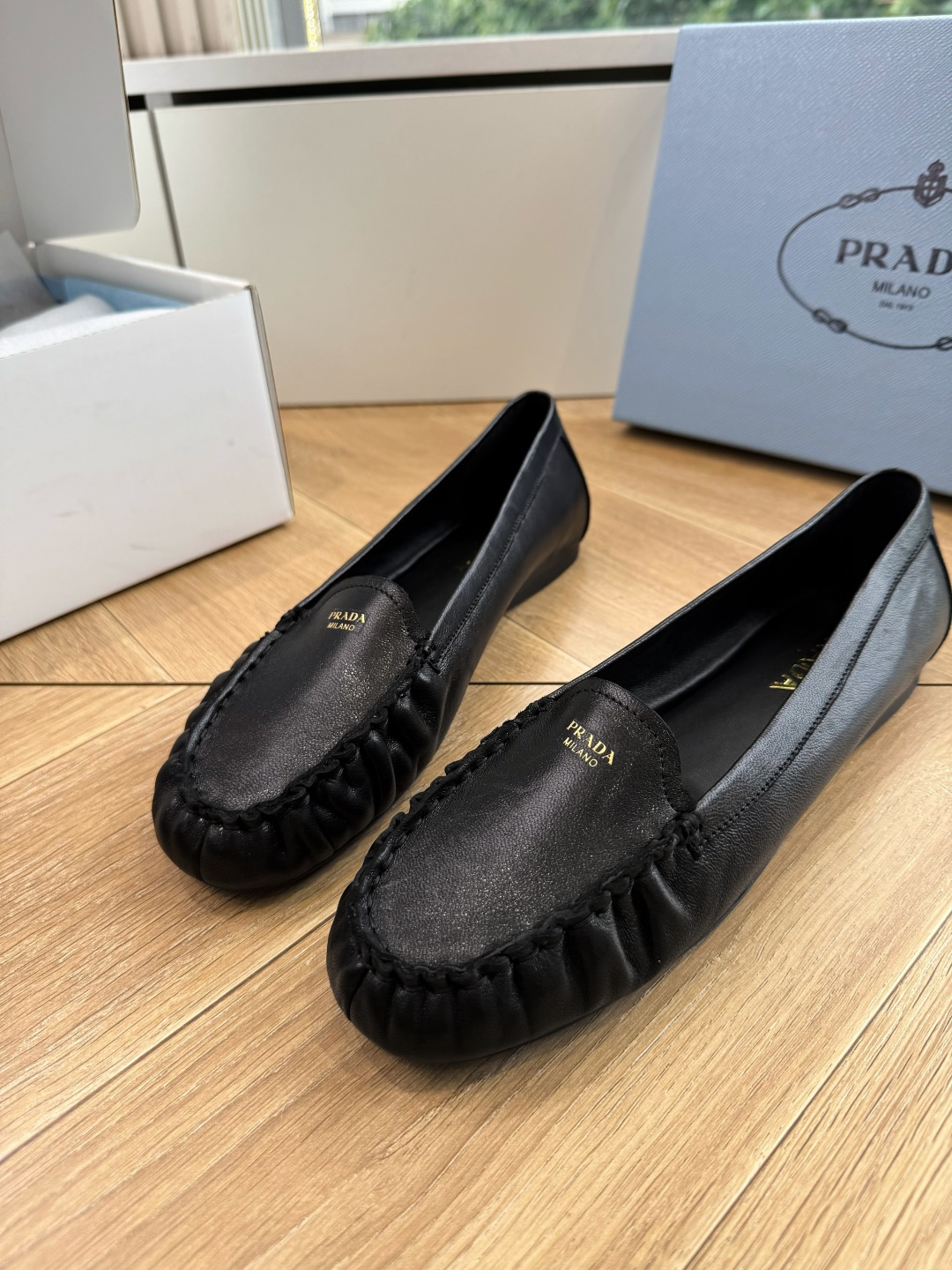 G887统一飞机盒顶级品质所见即所得Prada/普拉达26WF早春新品复古三角标褶皱粗跟平底玛丽珍鞋单鞋