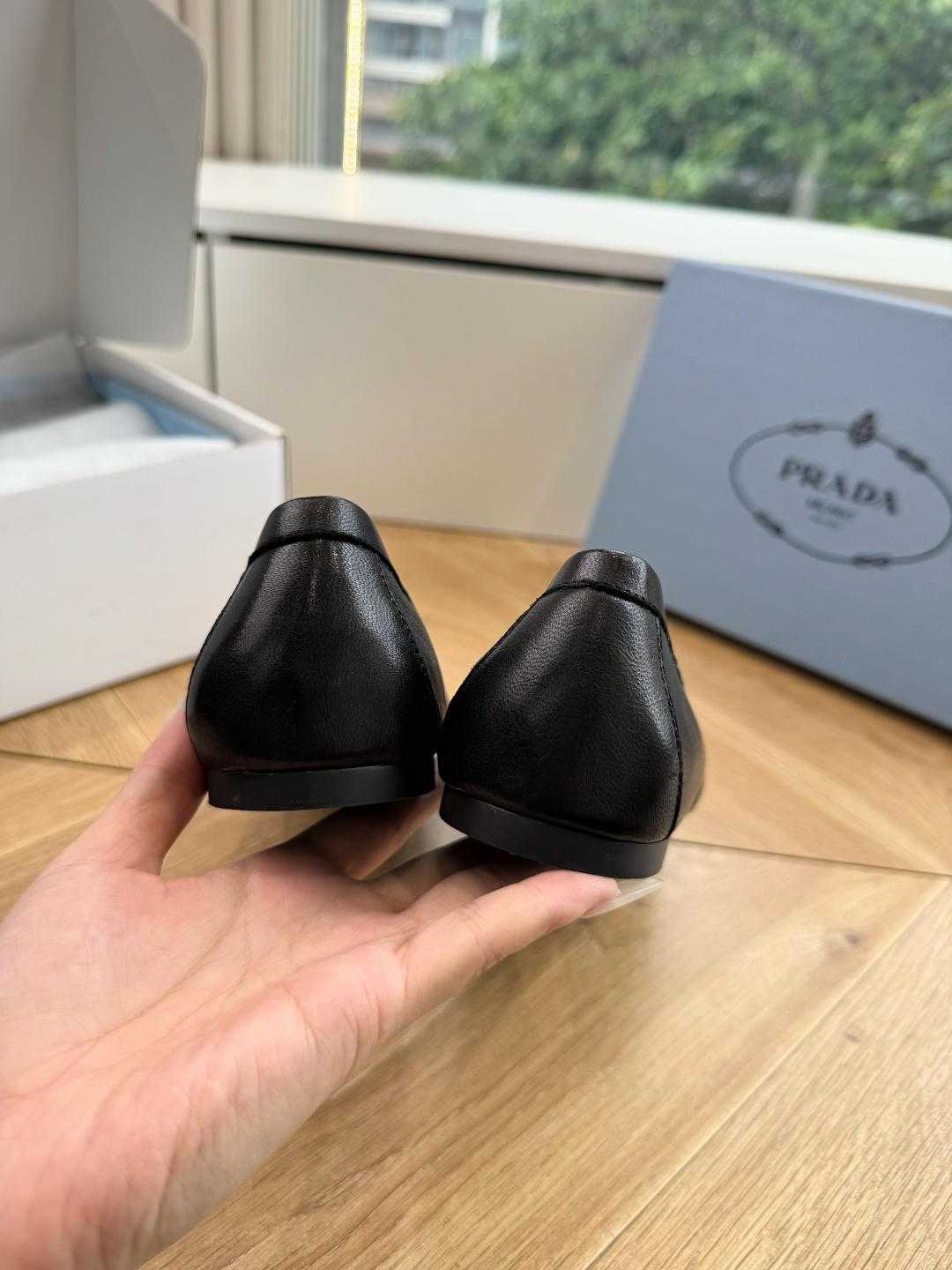 G887统一飞机盒顶级品质所见即所得Prada/普拉达26WF早春新品复古三角标褶皱粗跟平底玛丽珍鞋单鞋