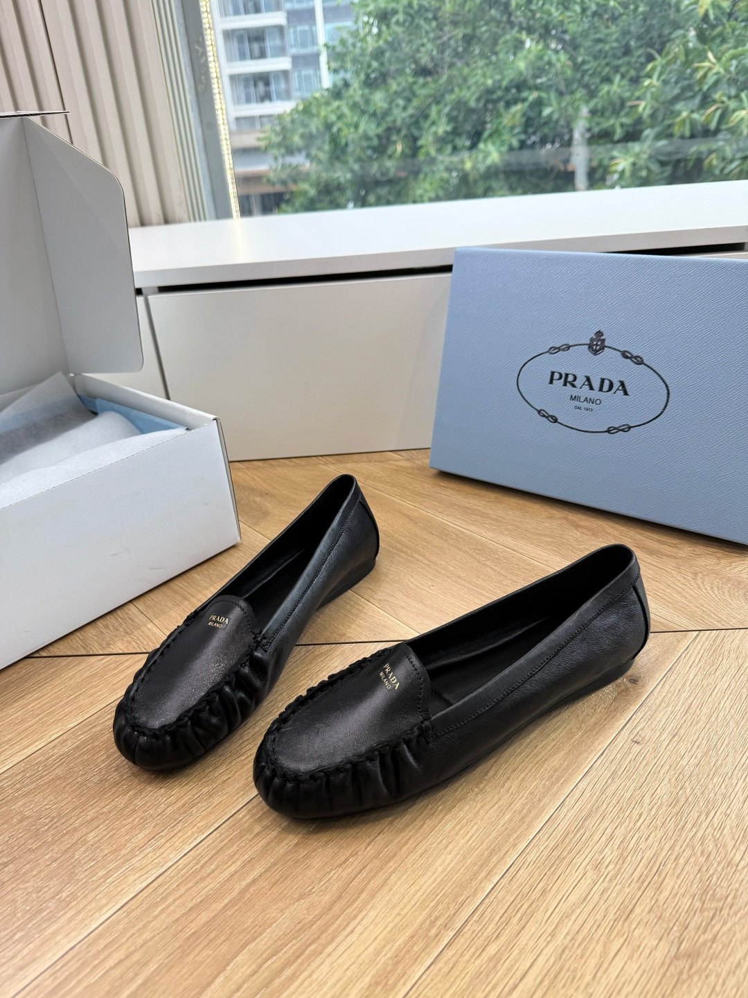 G887统一飞机盒顶级品质所见即所得Prada/普拉达26WF早春新品复古三角标褶皱粗跟平底玛丽珍鞋单鞋