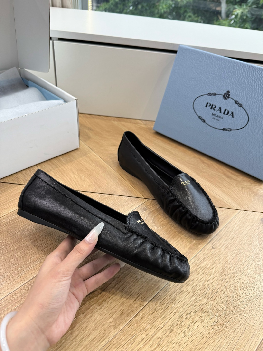 G887统一飞机盒顶级品质所见即所得Prada/普拉达26WF早春新品复古三角标褶皱粗跟平底玛丽珍鞋单鞋