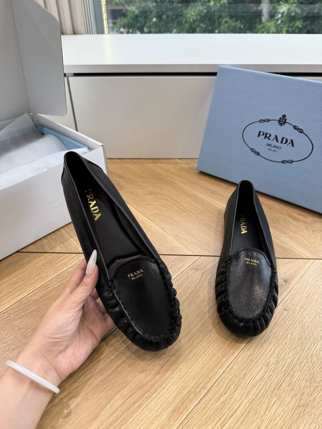 G887统一飞机盒顶级品质所见即所得Prada/普拉达26WF早春新品复古三角标褶皱粗跟平底玛丽珍鞋单鞋