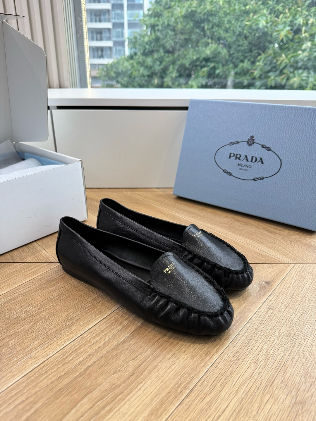 G887统一飞机盒顶级品质所见即所得Prada/普拉达26WF早春新品复古三角标褶皱粗跟平底玛丽珍鞋单鞋