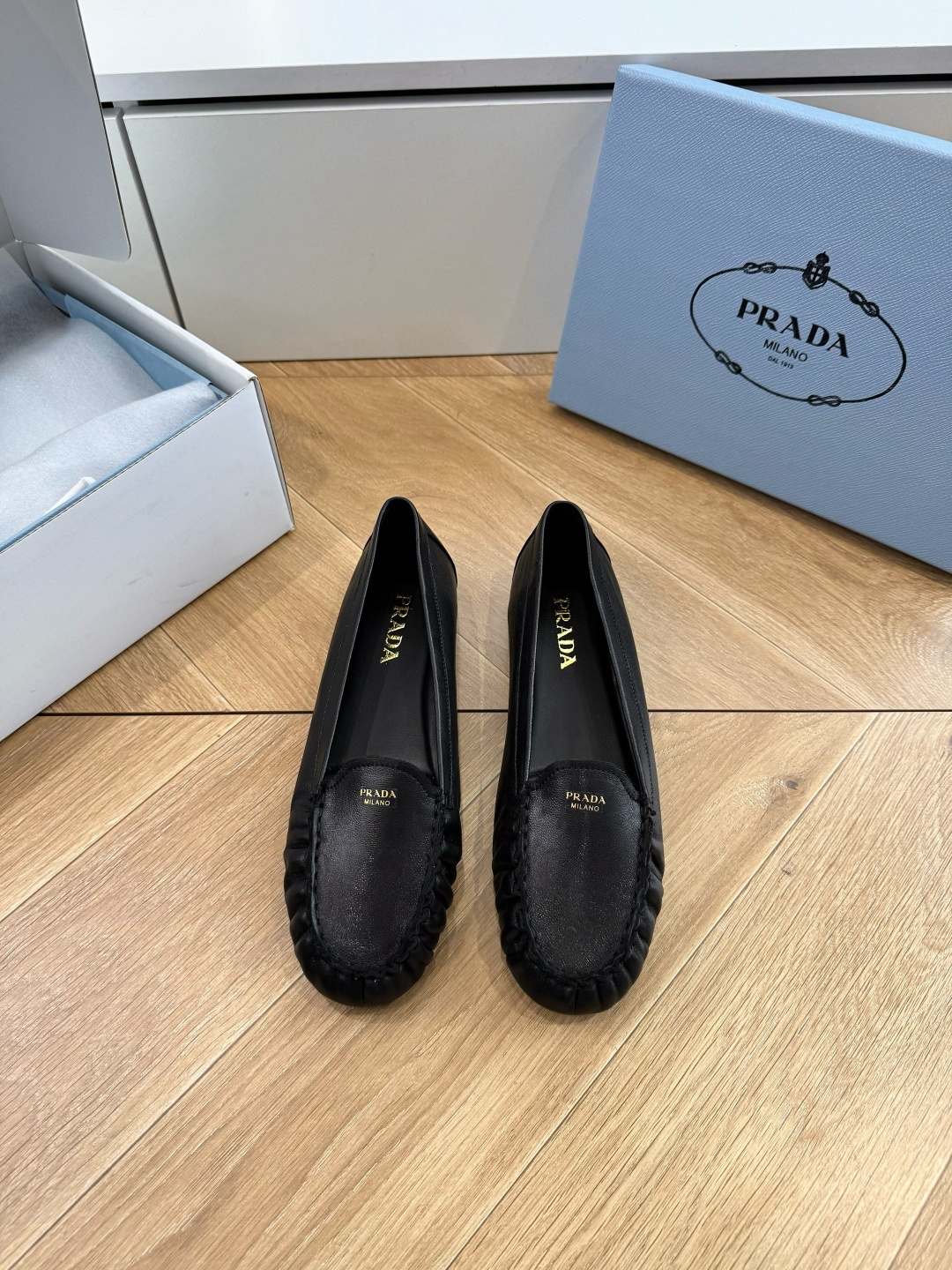 G887统一飞机盒顶级品质所见即所得Prada/普拉达26WF早春新品复古三角标褶皱粗跟平底玛丽珍鞋单鞋