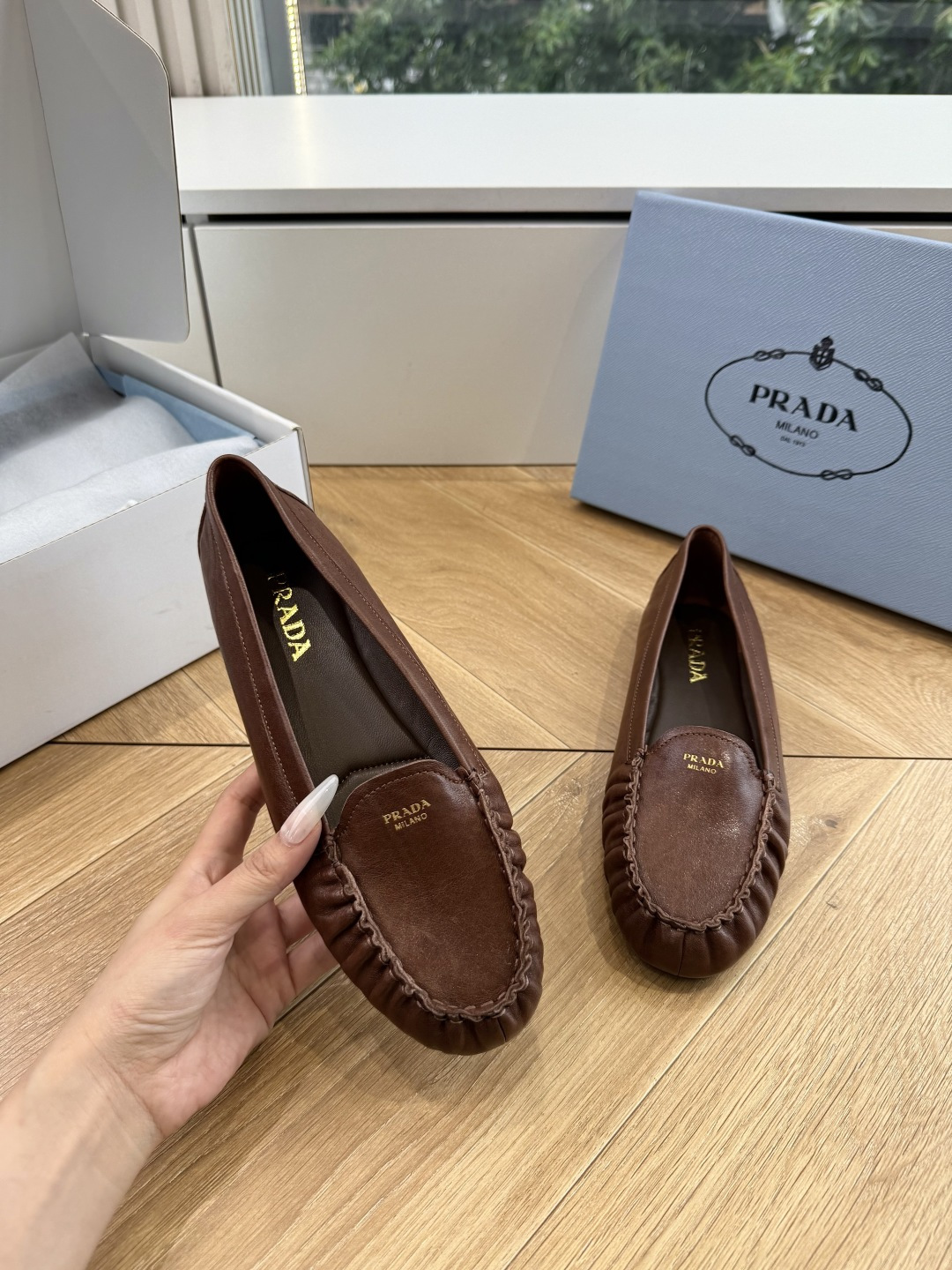 G887统一飞机盒顶级品质所见即所得Prada/普拉达26WF早春新品复古三角标褶皱粗跟平底玛丽珍鞋单鞋
