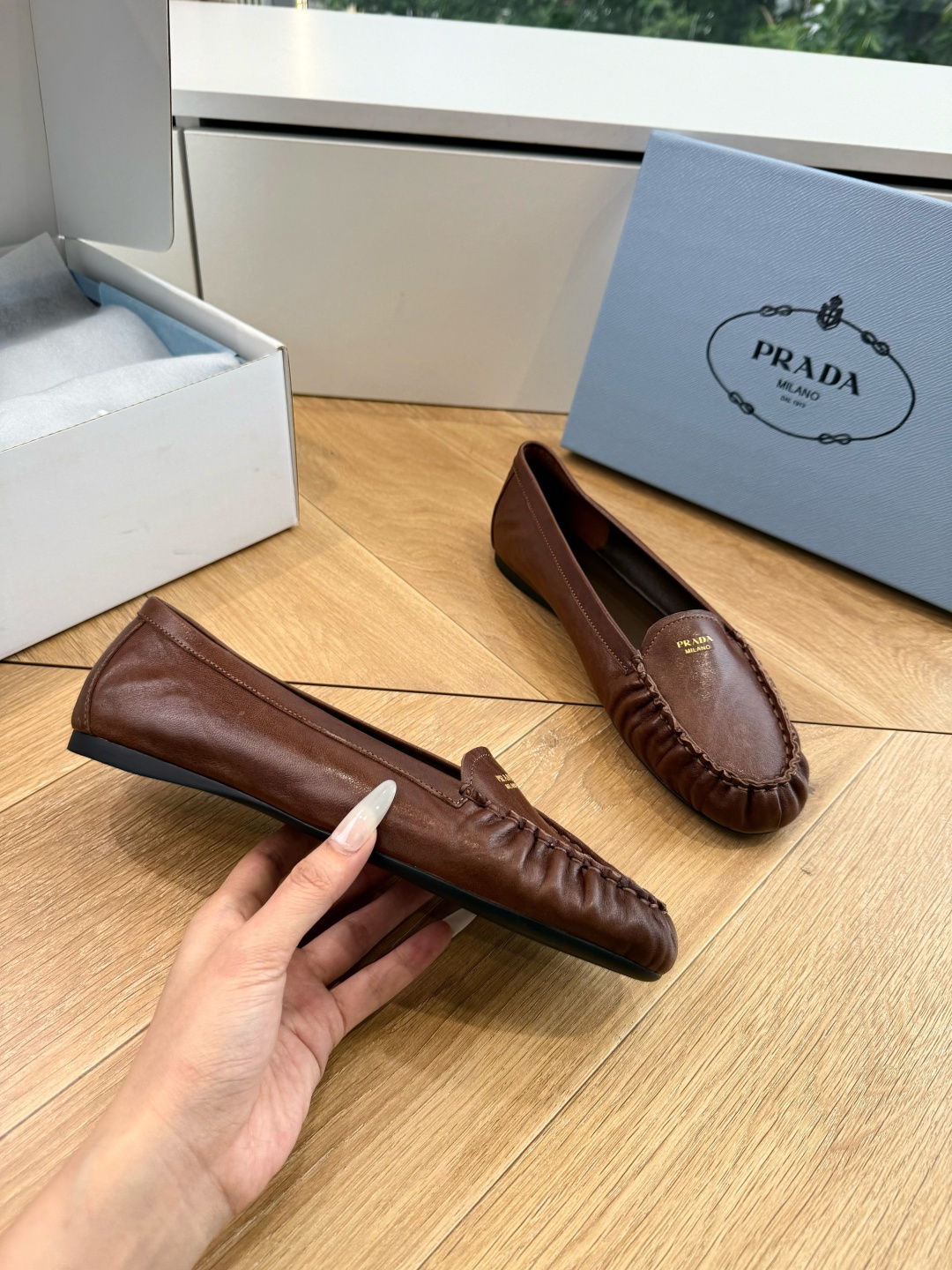 G887统一飞机盒顶级品质所见即所得Prada/普拉达26WF早春新品复古三角标褶皱粗跟平底玛丽珍鞋单鞋