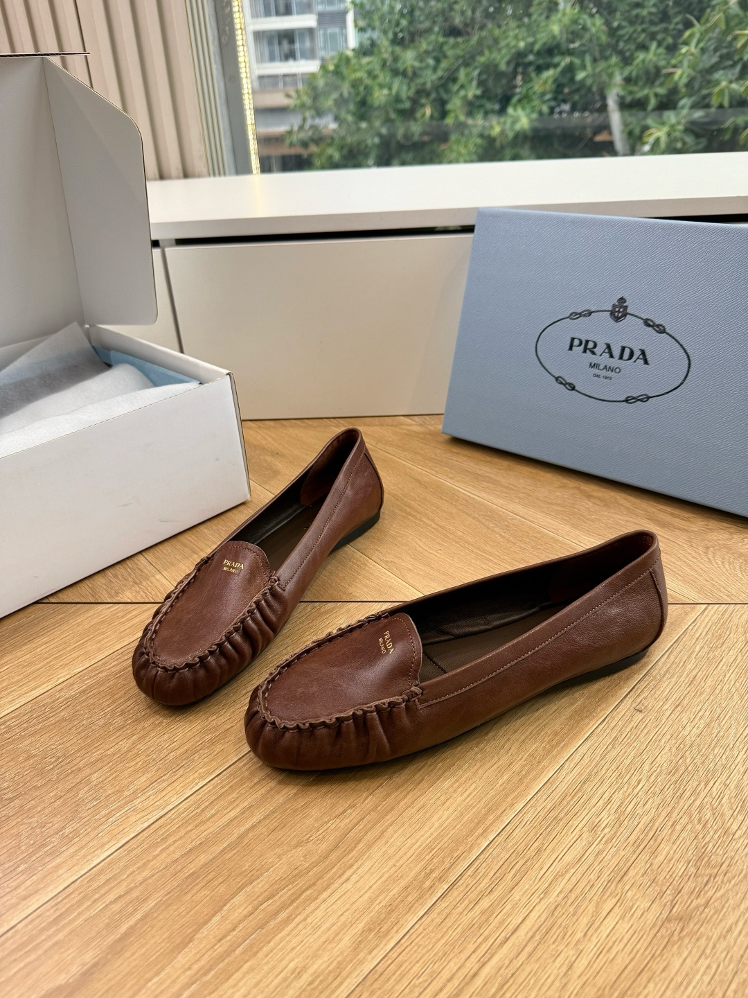 G887统一飞机盒顶级品质所见即所得Prada/普拉达26WF早春新品复古三角标褶皱粗跟平底玛丽珍鞋单鞋