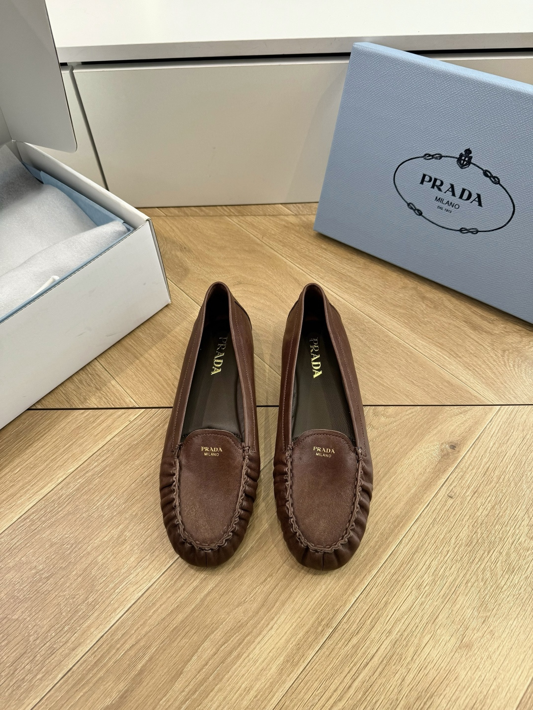 G887统一飞机盒顶级品质所见即所得Prada/普拉达26WF早春新品复古三角标褶皱粗跟平底玛丽珍鞋单鞋