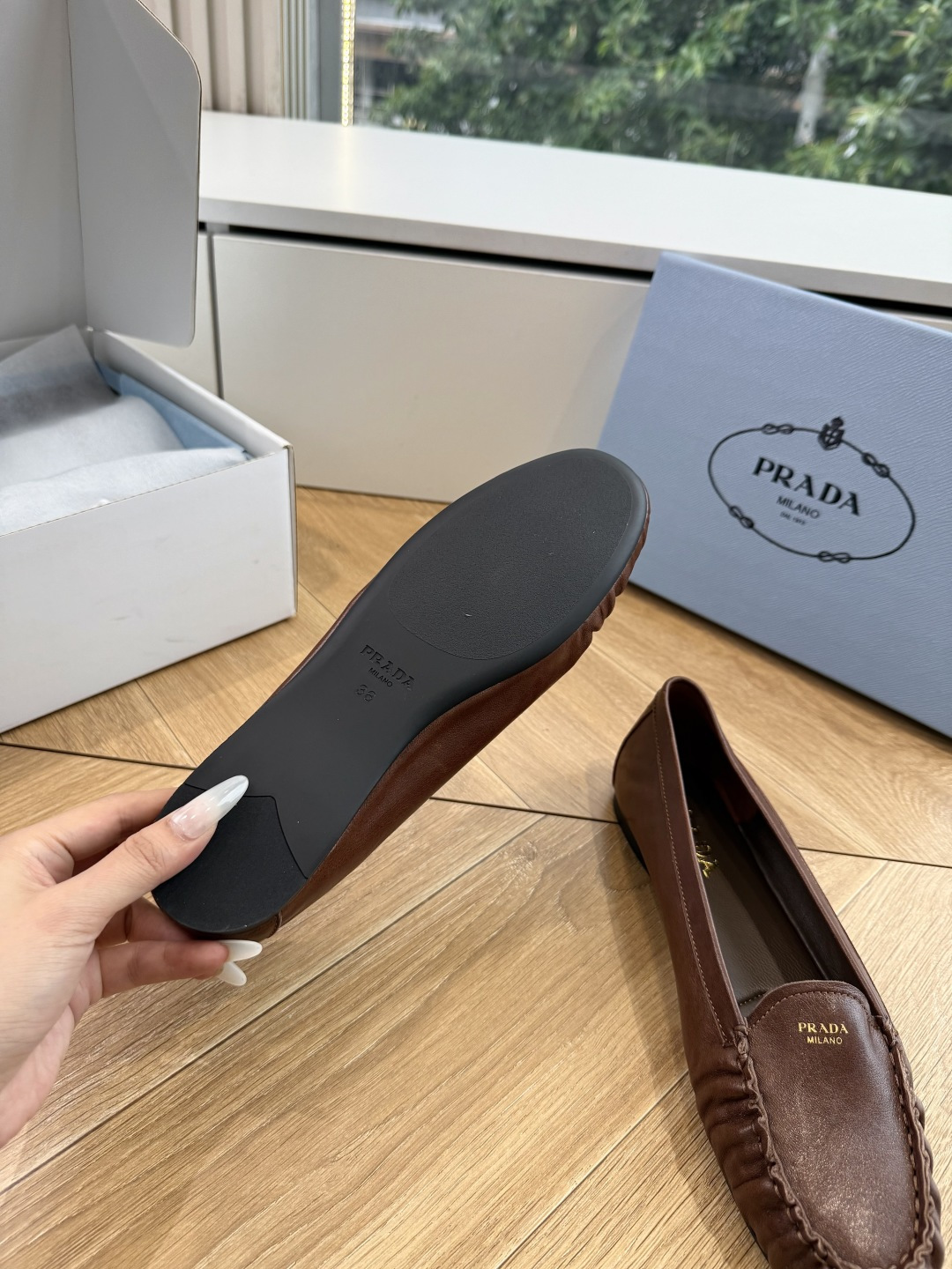 G887统一飞机盒顶级品质所见即所得Prada/普拉达26WF早春新品复古三角标褶皱粗跟平底玛丽珍鞋单鞋