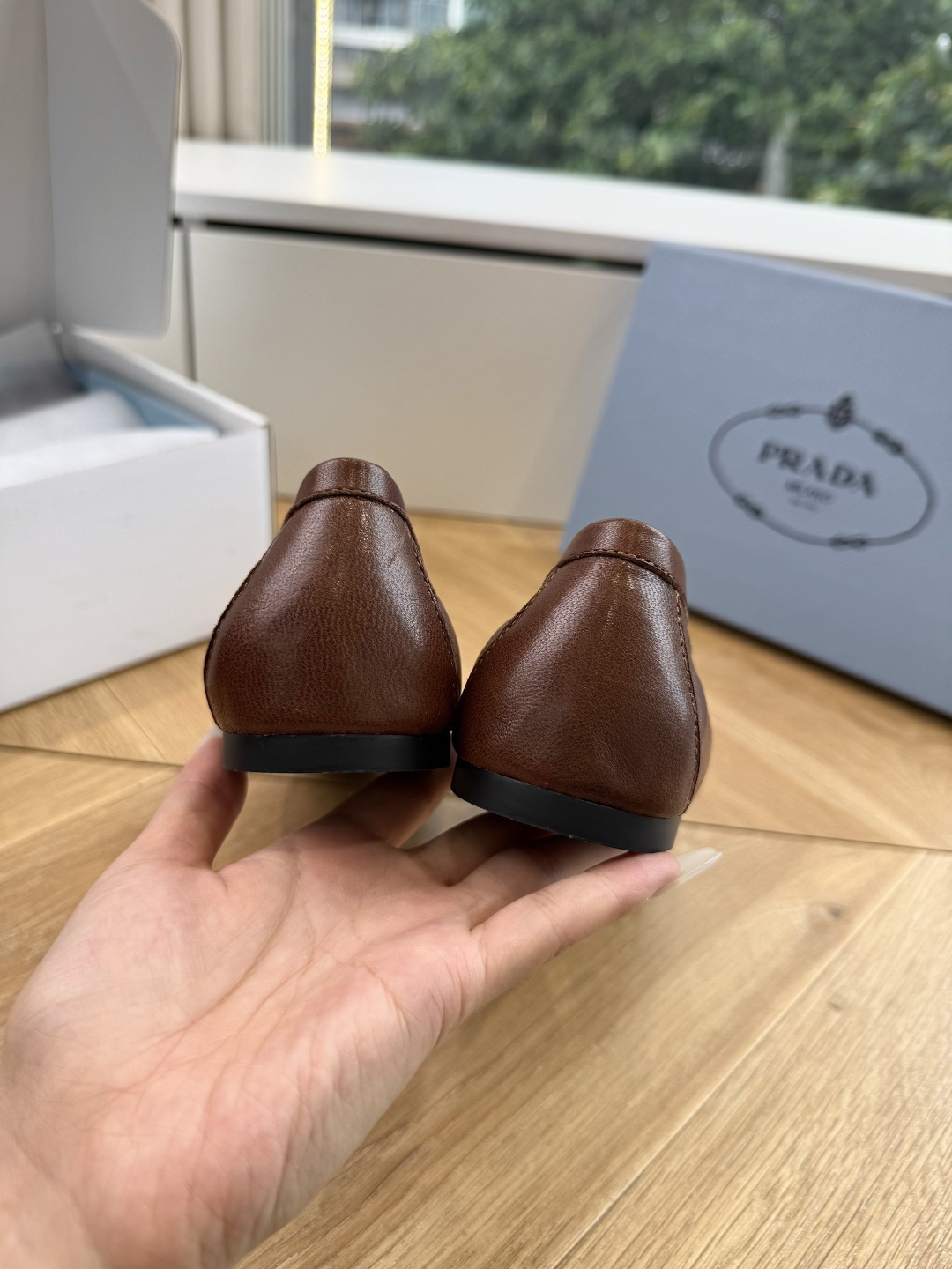 G887统一飞机盒顶级品质所见即所得Prada/普拉达26WF早春新品复古三角标褶皱粗跟平底玛丽珍鞋单鞋