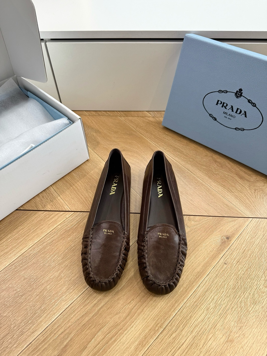 G887统一飞机盒顶级品质所见即所得Prada/普拉达26WF早春新品复古三角标褶皱粗跟平底玛丽珍鞋单鞋