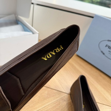 G887统一飞机盒顶级品质所见即所得Prada/普拉达26WF早春新品复古三角标褶皱粗跟平底玛丽珍鞋单鞋 G887统一飞机盒顶级品质所见即所得Prada/普拉达26WF早春新品复古三角标褶皱粗跟平底玛丽珍鞋单鞋