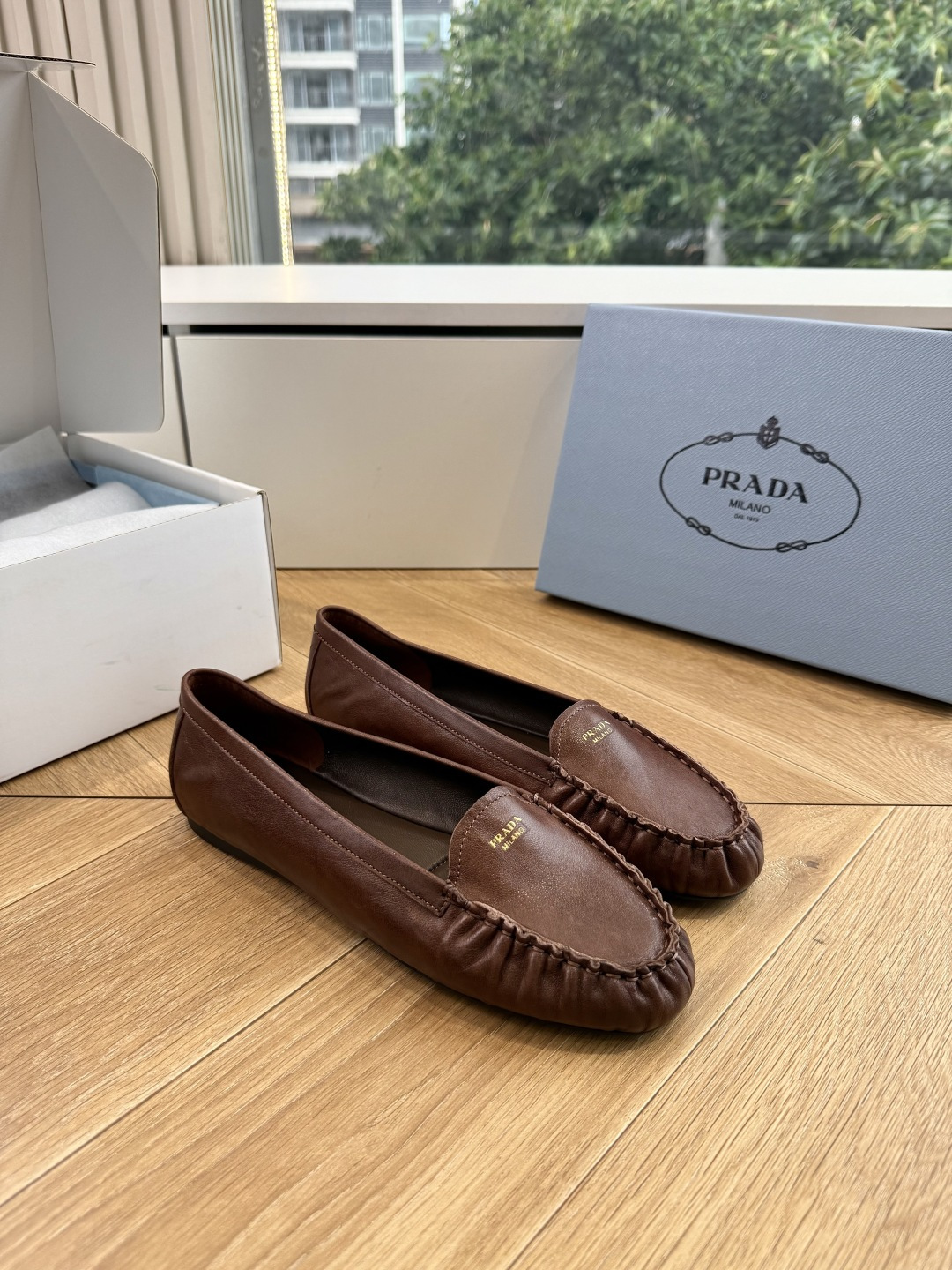 G887统一飞机盒顶级品质所见即所得Prada/普拉达26WF早春新品复古三角标褶皱粗跟平底玛丽珍鞋单鞋