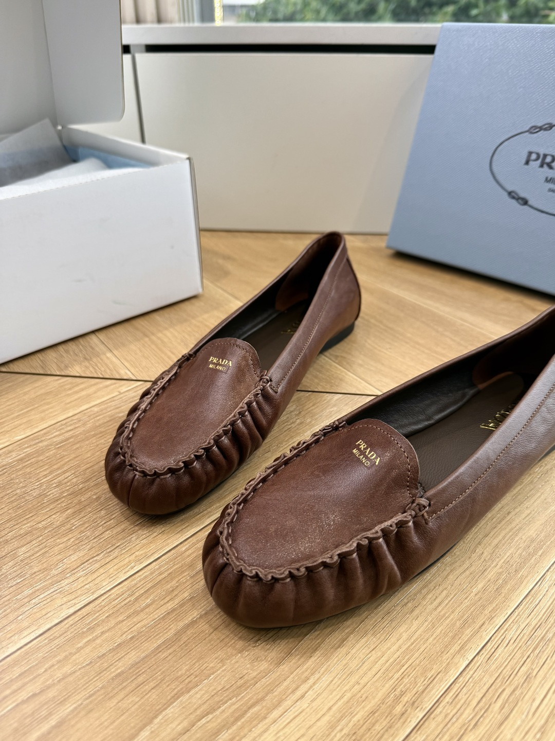 G887统一飞机盒顶级品质所见即所得Prada/普拉达26WF早春新品复古三角标褶皱粗跟平底玛丽珍鞋单鞋