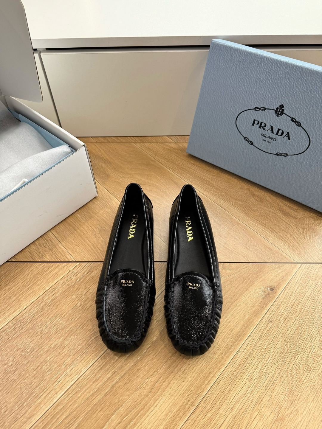 G887统一飞机盒顶级品质所见即所得Prada/普拉达26WF早春新品复古三角标褶皱粗跟平底玛丽珍鞋单鞋