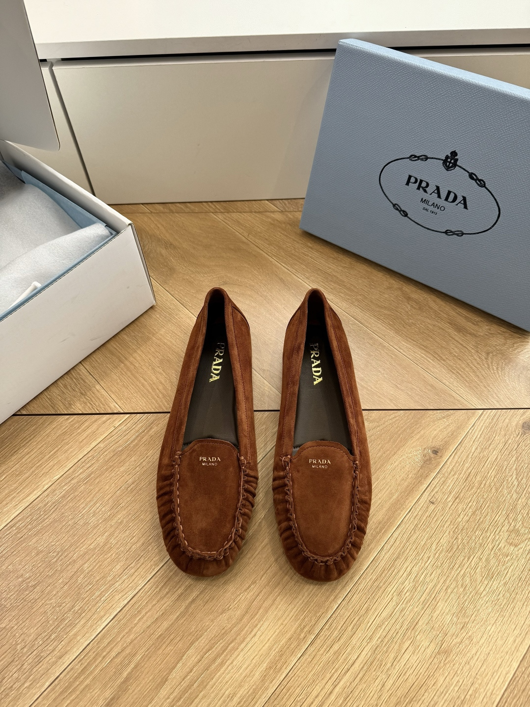 G887统一飞机盒顶级品质所见即所得Prada/普拉达26WF早春新品复古三角标褶皱粗跟平底玛丽珍鞋单鞋