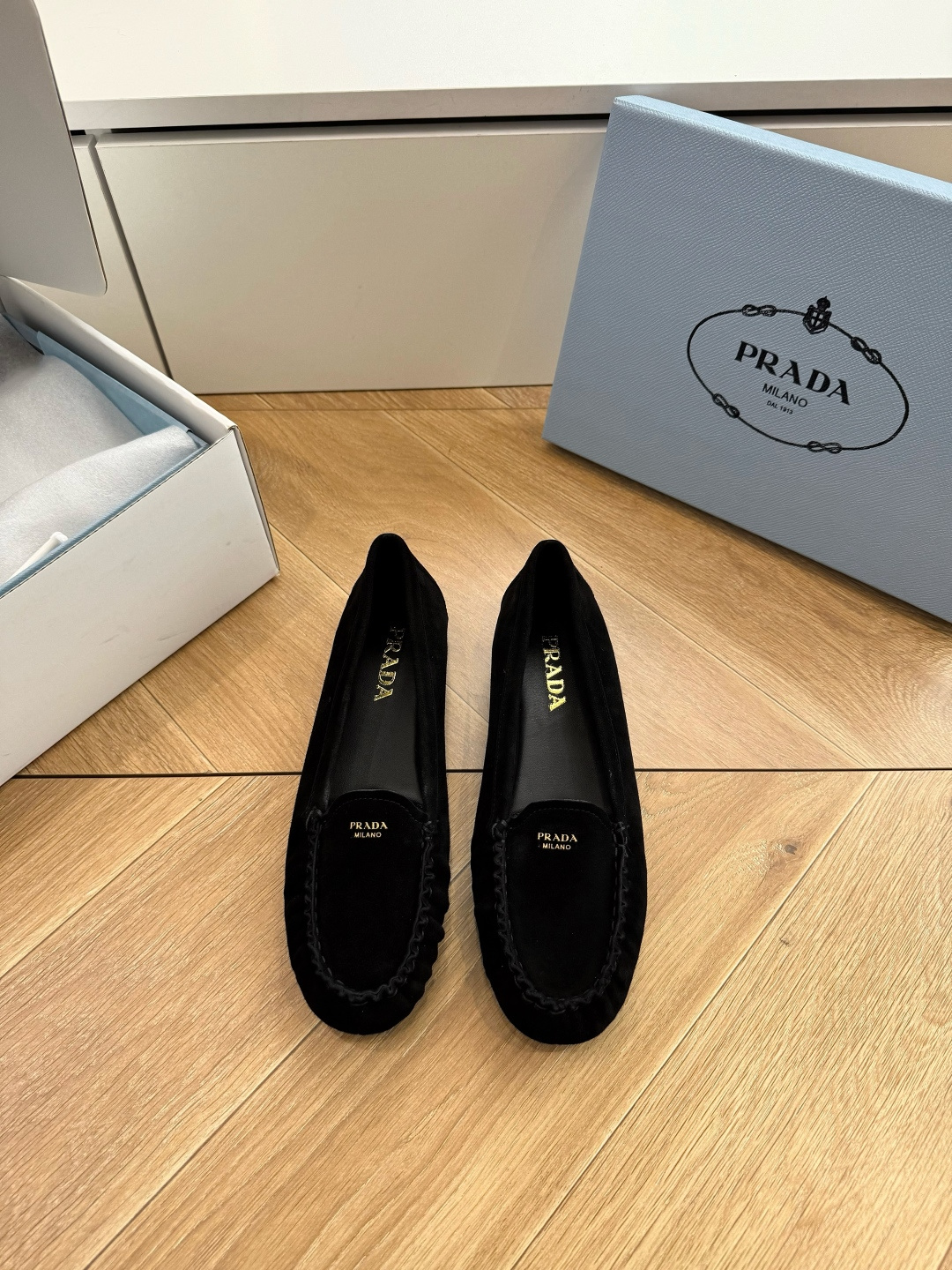 G887统一飞机盒顶级品质所见即所得Prada/普拉达26WF早春新品复古三角标褶皱粗跟平底玛丽珍鞋单鞋